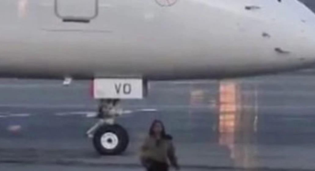 Arrestan a mujer que corrió en pista de aeropuerto