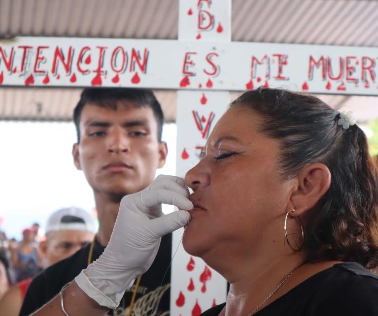 Se cosen migrantes los labios como protesta