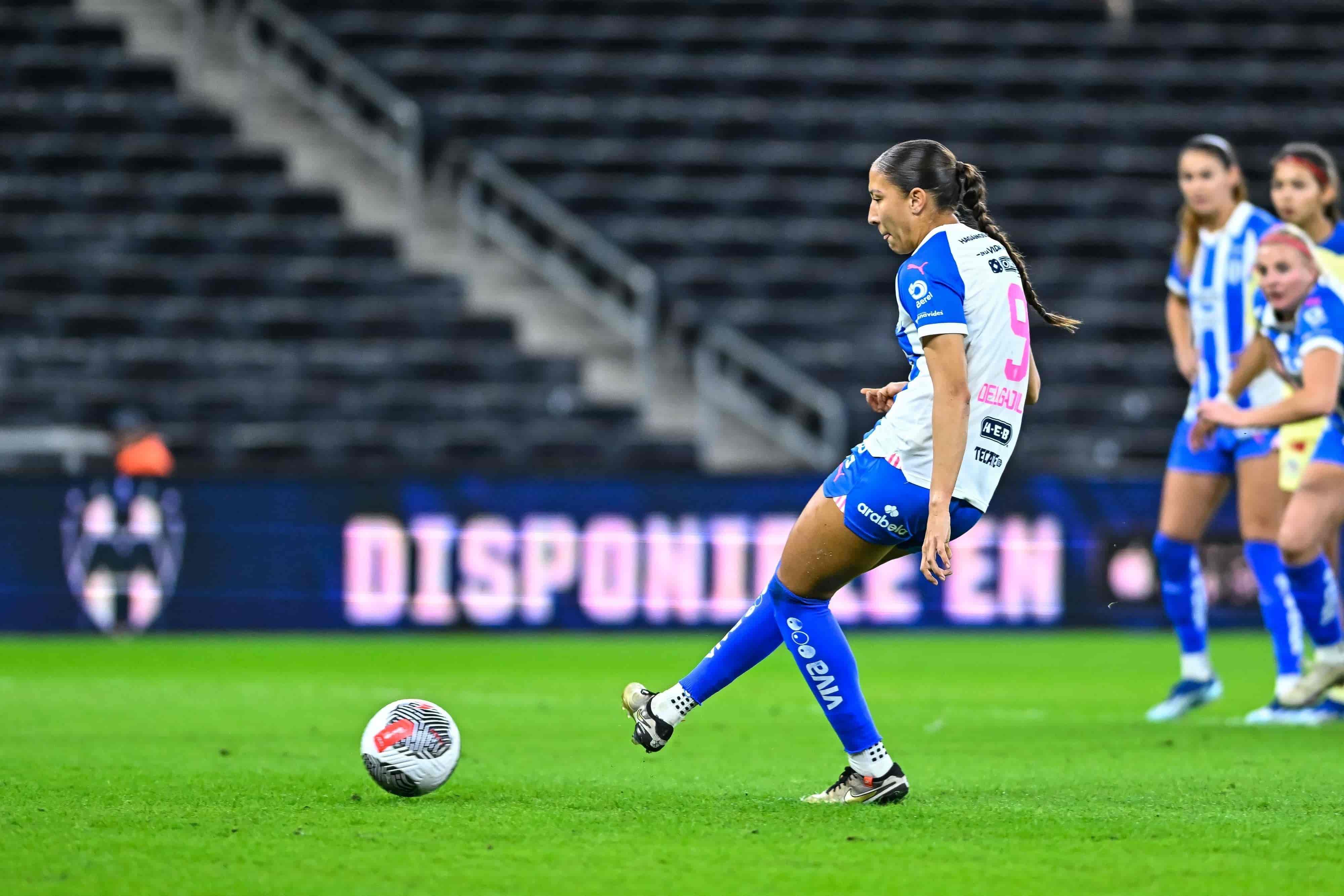 Myra Delgadillo hace el 2-0 por la vía penal.