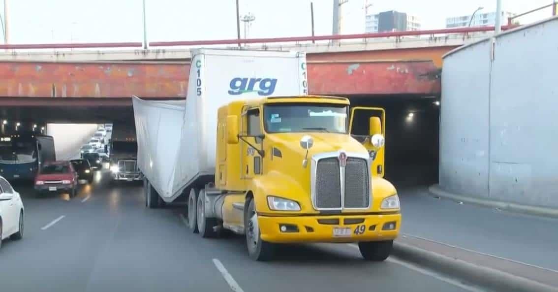 Se atora tráiler en Alfonso Reyes