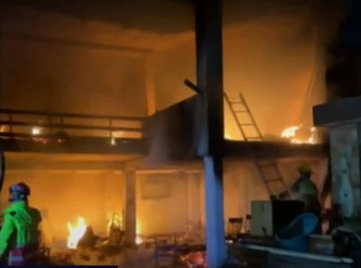 La celebración del “Día de Muertos” estuvo a punto de terminar en una tragedia de un domicilio ubicado en la Colonia Antonio I Villarreal, en el municipio de Monterrey, al incendiarse un altar que colocaron para homenajear a sus seres queridos que se adelantaron en el camino.
