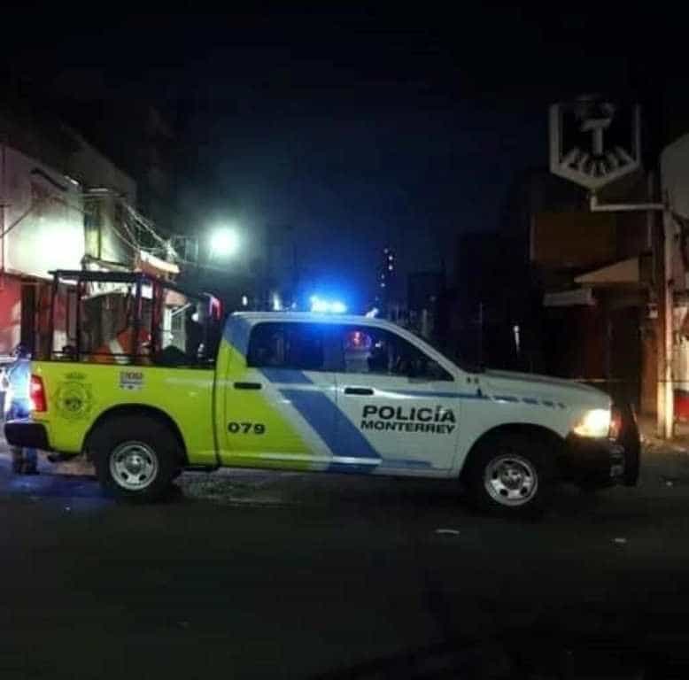 Una transacción de venta de droga, entre dos hombres dentro de un bar de Monterrey, fue interrumpida en forma violenta por un sujeto encapuchado, quien les disparo en ocho ocasiones, dejando un saldo de un muerto y un lesionado.