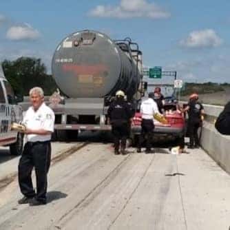 Dos personas perdieron la vida en forma trágica al terminar prensados en el interior de su automóvil, luego de ser aplastados por una pipa cargada con 55 mil litros de combustible en el municipio de Cadereyta.