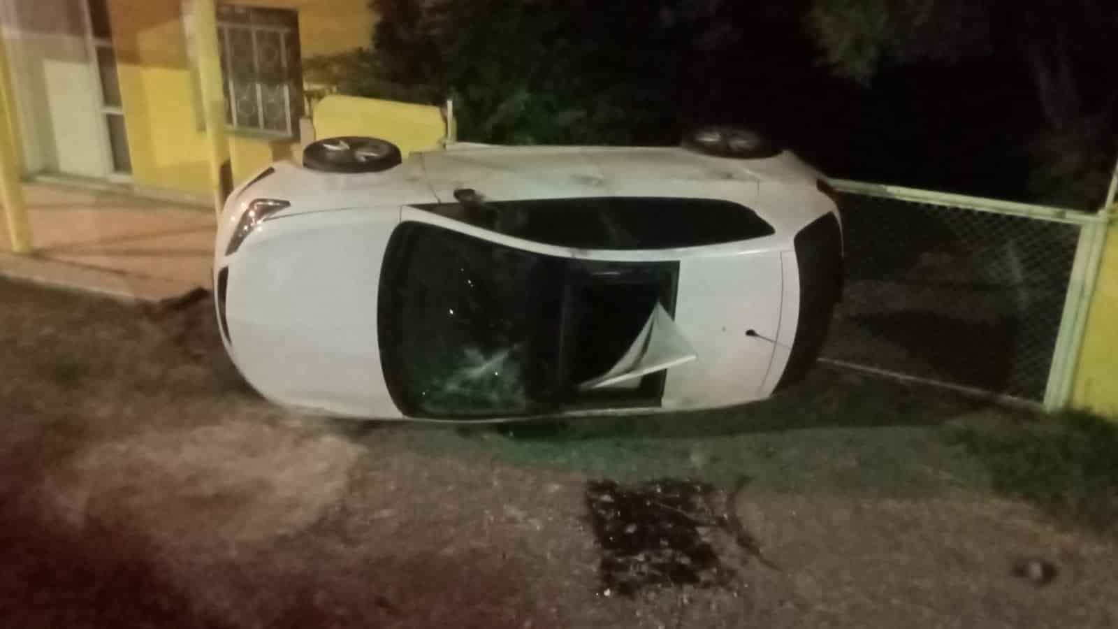 Un joven terminó con diversas lesiones, al volcar su automóvil, después de conducir a exceso de velocidad, en el municipio de Allende, Nuevo León.
