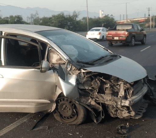 Destroza  su auto en estrellamiento