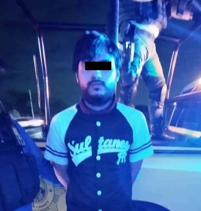 Dos hombres fueron detenidos por oficiales de la Policía de Monterrey, luego de que presuntamente se les encontraran en una mochila tres armas de fuego, una granada y diversos cartuchos, cuando caminaban por la Alameda Mariano Escobedo.