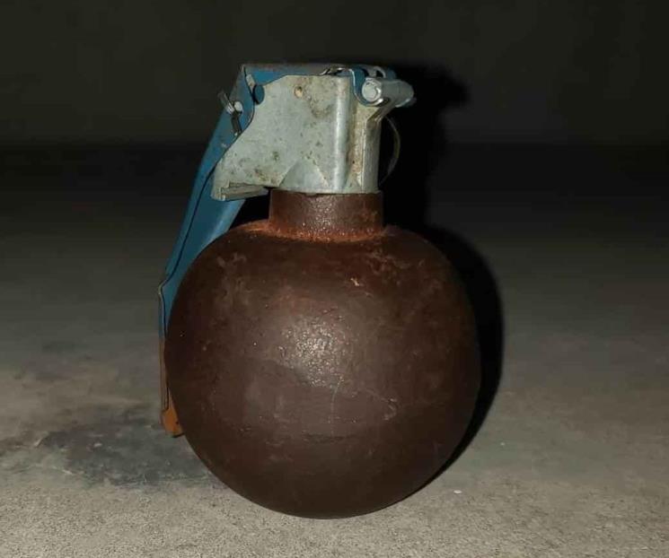 Pasean en la Alameda con granada y pistolas