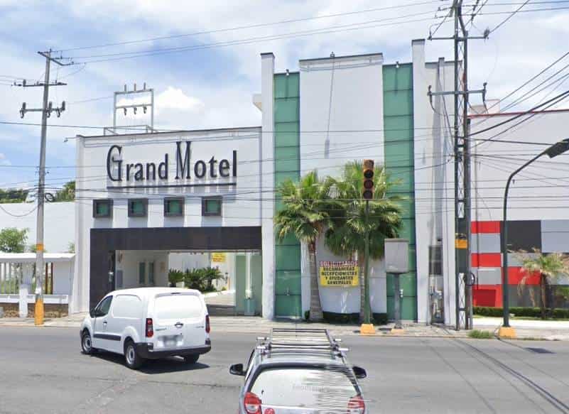 Un hombre fue detenido por oficiales de la Policía de Investigación de Monterrey, cuando estaba al interior de un motel, luego de presuntamente encontrarle en su poder un arma de fuego en su vehículo, en la colonia Treviño.