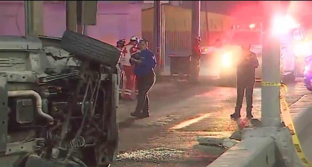 Un conductor perdió la vida al volcar su automóvil, cuando circulaba por el puente elevado de la Avenida Alfonso Reyes, frente a la Colonia Regina de Monterrey.