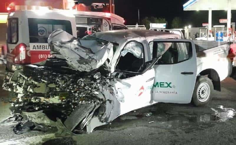 Choca y queda prensado en Cadereyta