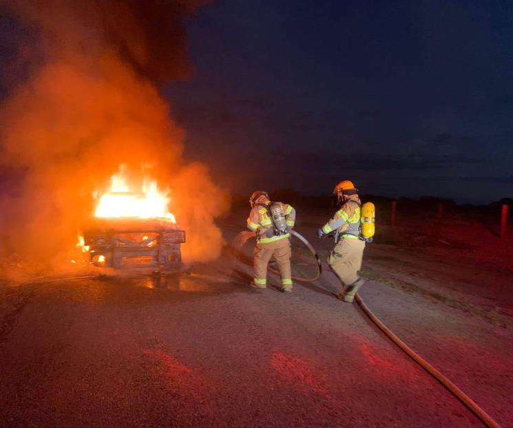 Arde camioneta en Linares