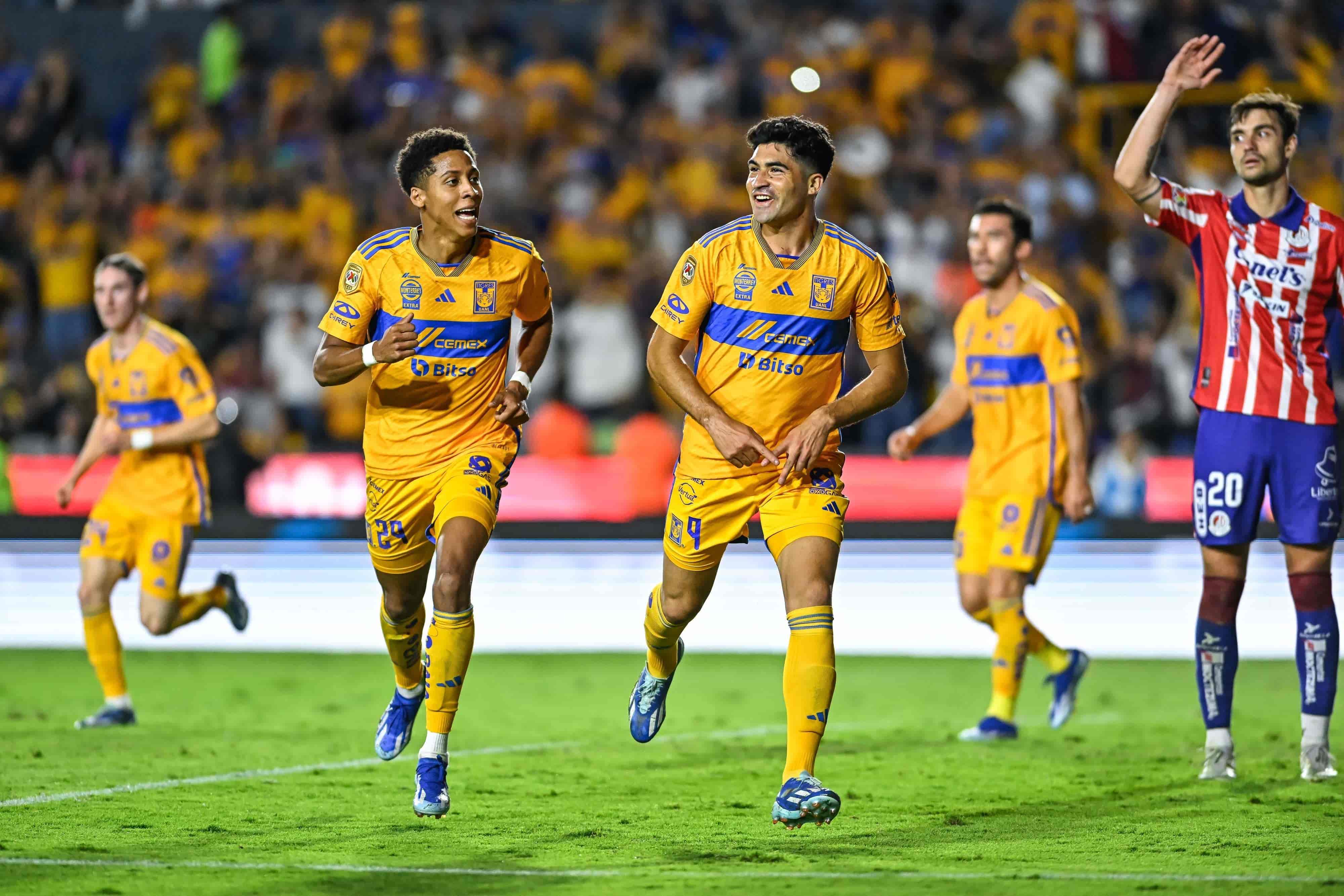 Nicolás Ibáñez hace el 2-1.