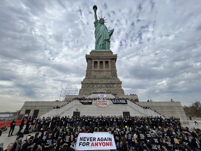 Toman activistas Estatua de la Libertad para pedir por Gaza