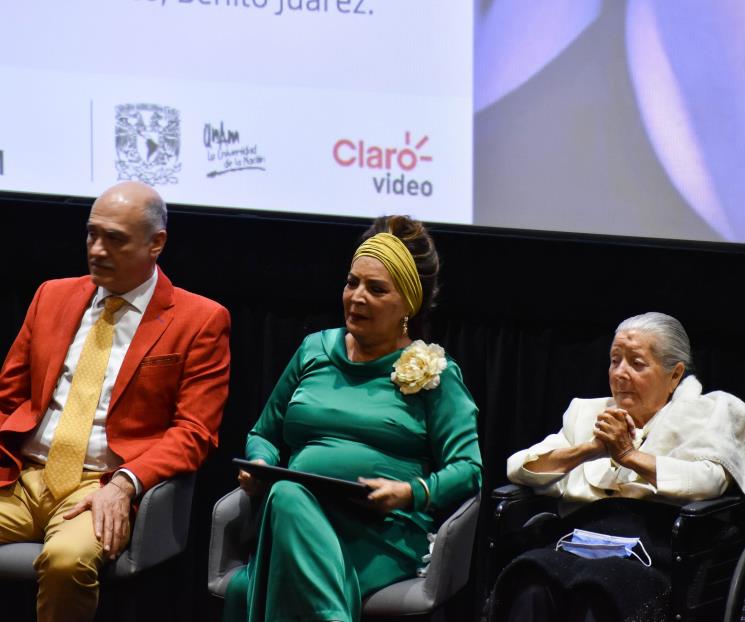 Reconocen a Elsa Aguirre por 75 años de trayectoria