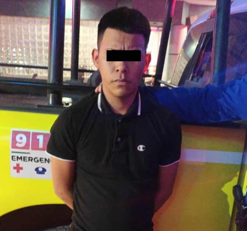 Durante el Operativo Bares en el centro de la ciudad, oficiales de la Policía de Monterrey, logaron detener a un hombre, al presuntamente encontrarle en su poder cuatro bolsas de plástico transparente con hierba verde similar a la mariguana.