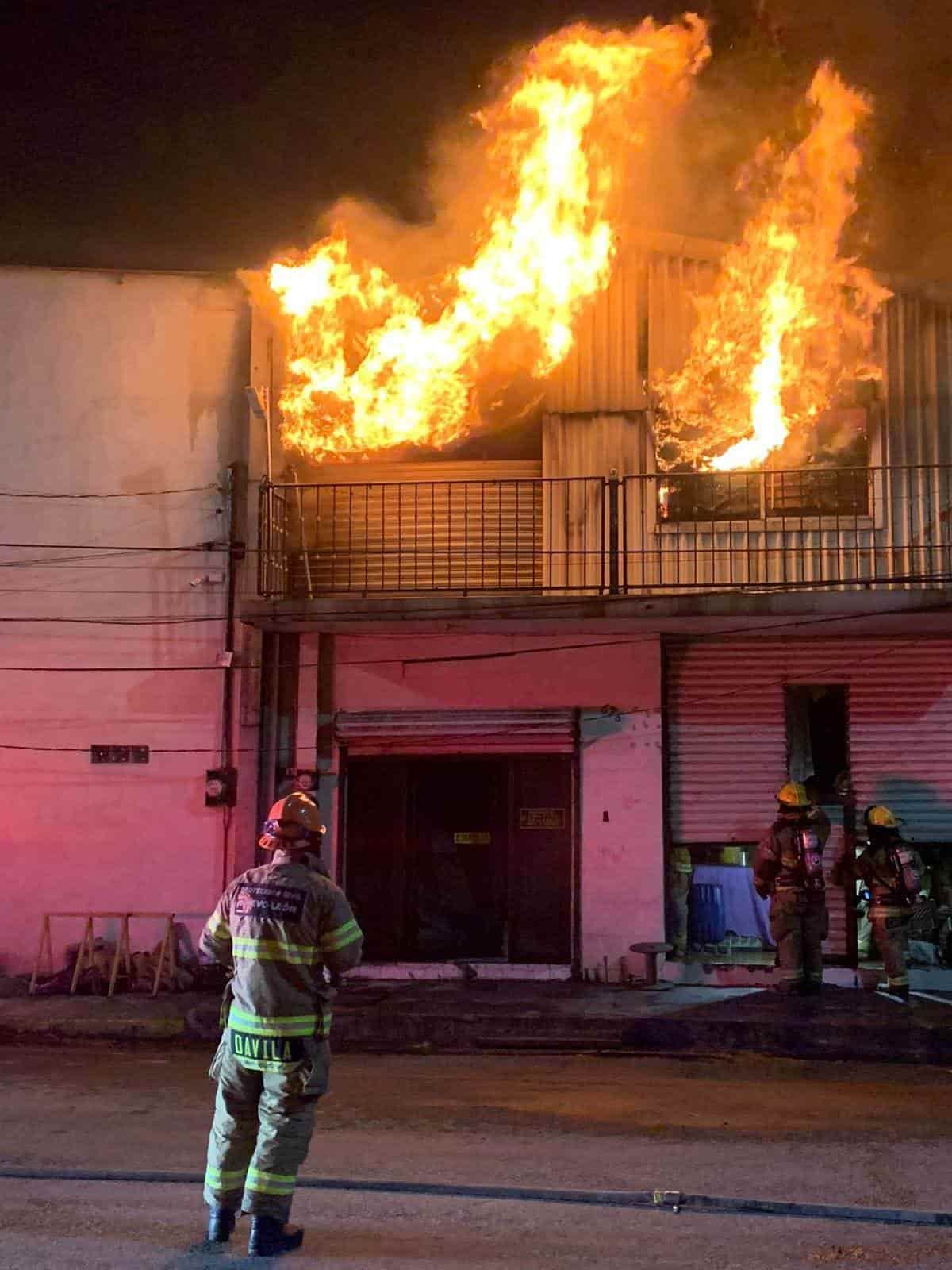 Una intensa movilización de los puestos de socorro se registró en la Colonia del Norte de Monterrey, al reportarse el incendio de tres bodegas y daños materiales en dos domiciliado particulares.