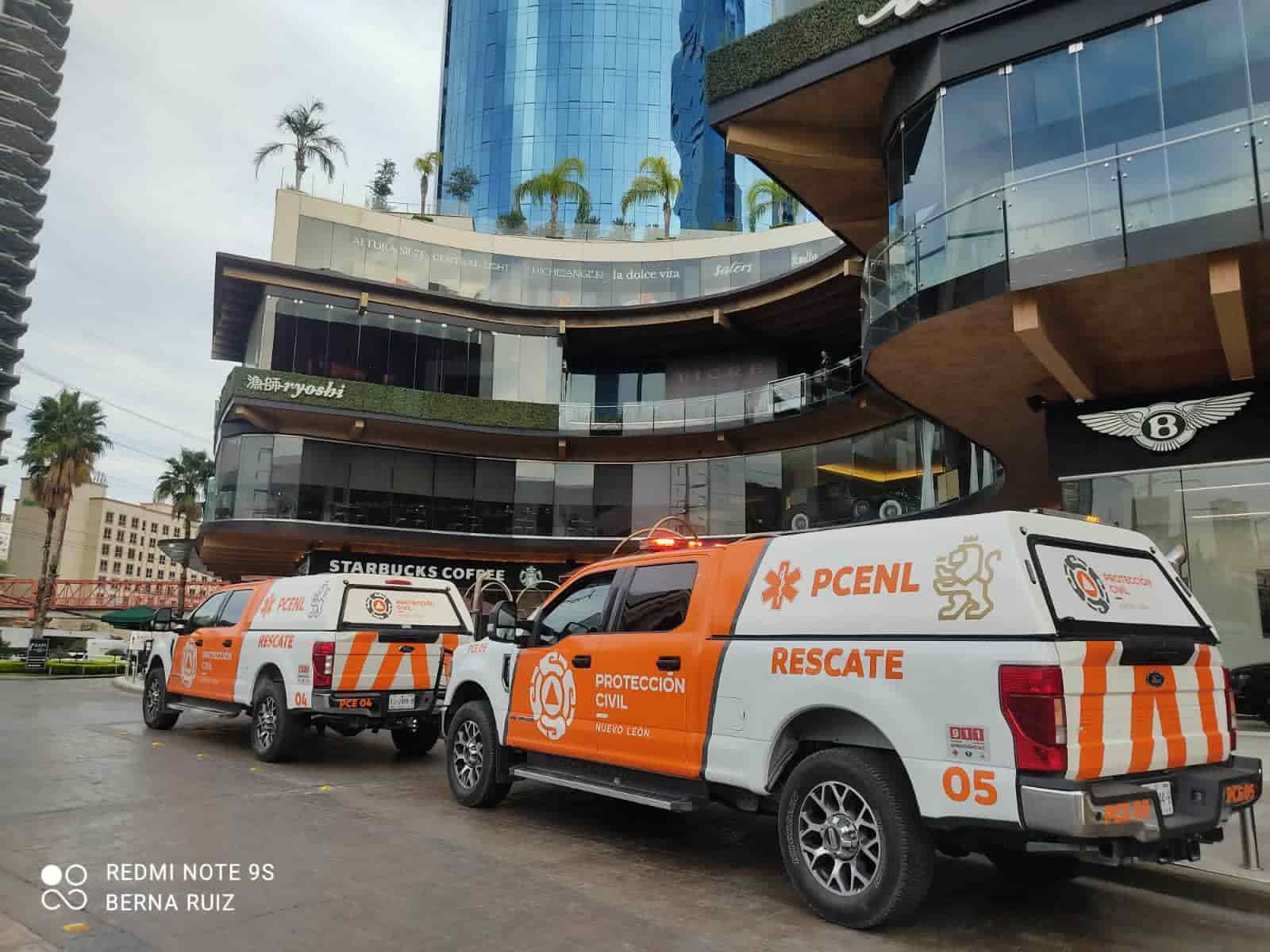 El desplome de un elevador en un complejo departamental, movilizó a los cuerpos de auxilio en San Pedro.