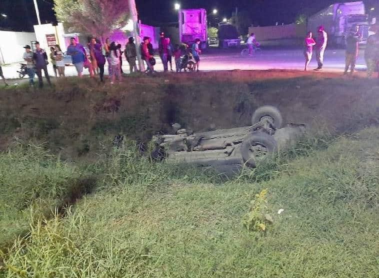 Cae auto al fondo de canalón