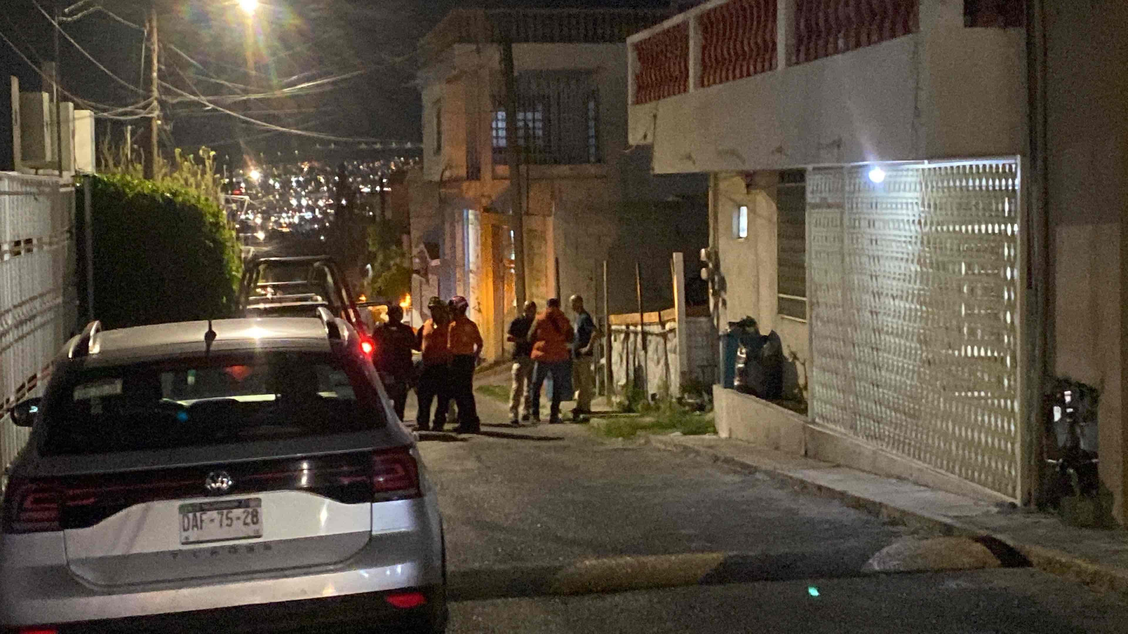 En un domicilio señalado como punto de venta de drogas, dos hombres fueron ejecutados a balazos, mientras que una mujer resultó herida, en Santa Catarina.