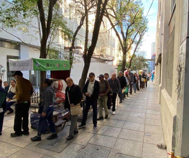 Inicia con largas filas entrega de apoyos de Bienestar