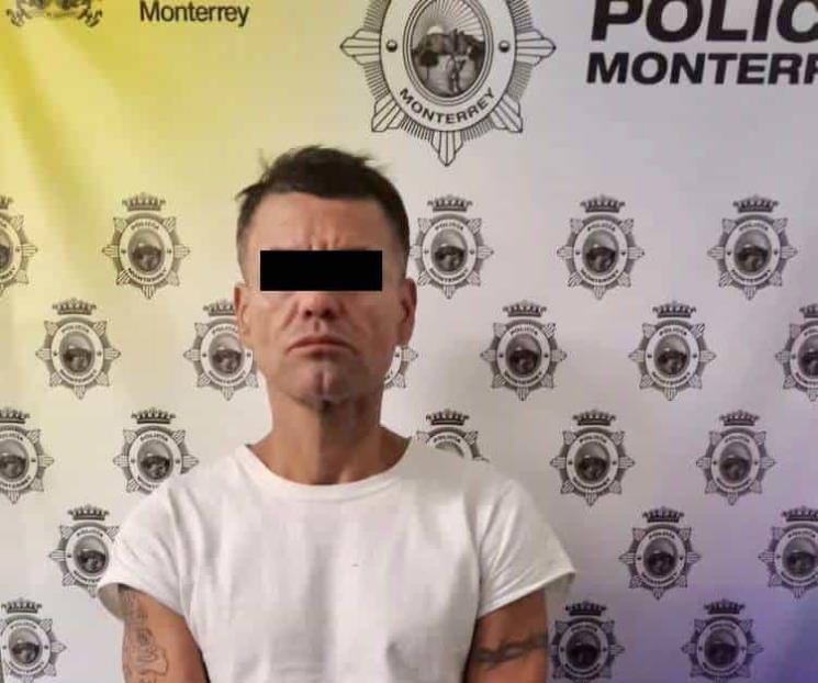 Agrede a policías; lo detienen