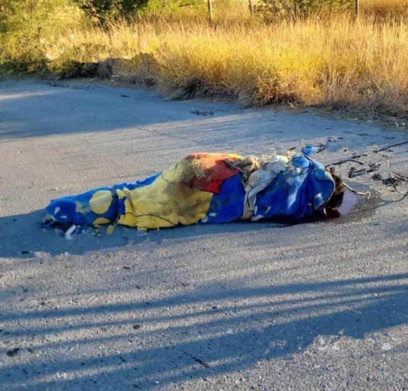 Una intensa movilización policiaca se registró en el municipio de China, Nuevo León, al reportarse el hallazgo de una persona sin vida, en el acotamiento de la Carretera Monterrey-Reynosa.