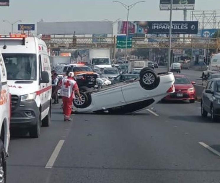 Vuelca auto sobre Av. Bernardo Reyes