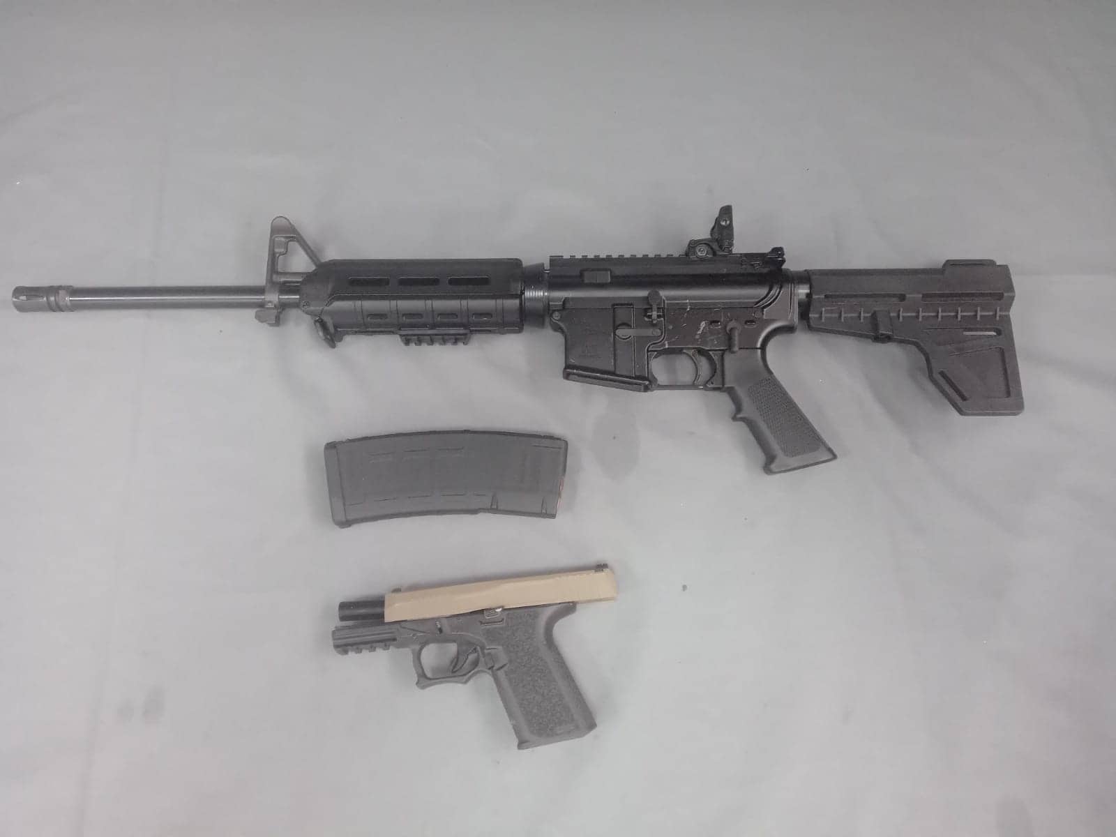 Con el apoyo de un dron de alta gama recientemente adquirido, la Policía de Proximidad de Escobedo logró la detención de un hombre en posesión de armas exclusivas del Ejército, cartuchos y drogas.