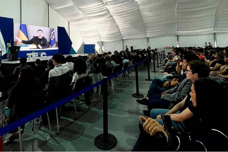 Presidente de Ucrania dialoga con universitarios de México