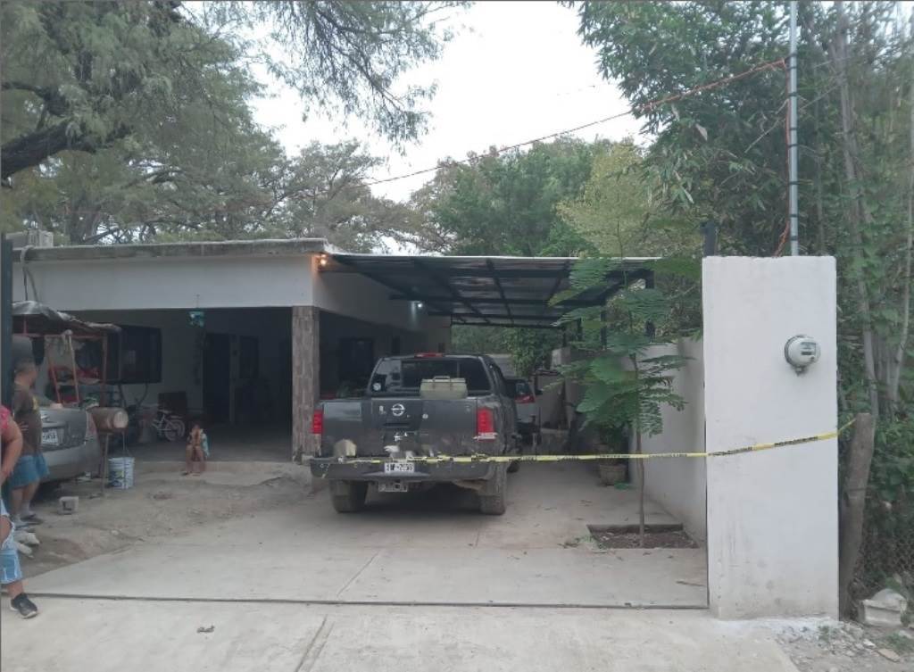 Una intensa movilización policiaca se registró en el municipio de Hualahuises, cuando un hombre descargo las balas de su pistola, contra dos vehículos estacionados, en la vivienda de su x pareja sentimental.