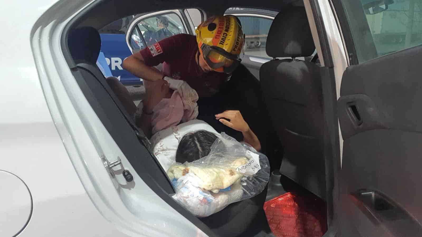 La cigüeña decidió adelantarse en el camino y fueron policías preventivos de Escobedo, quienes se convirtieron en paramédicos, para ayudar a la mujer a tener a su retoño.