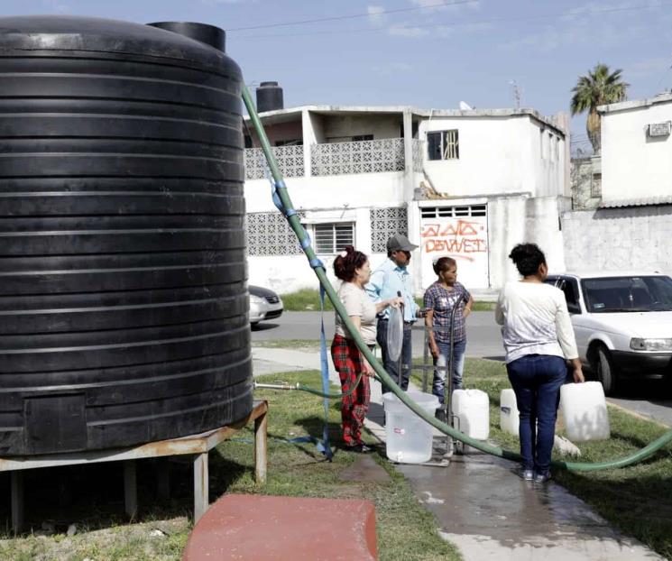 Apoya Escobedo con pipas a las colonias sin agua