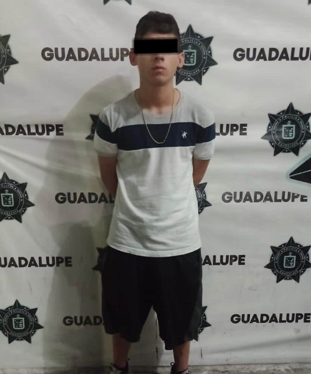 Policías de Guadalupe, detuvieron a tres hombres al encontrarles entre sus pertenencias 85 envoltorios de diferentes químicos similares al cristal, a la cocaína en piedra, y también hierba verde con características de la mariguana.