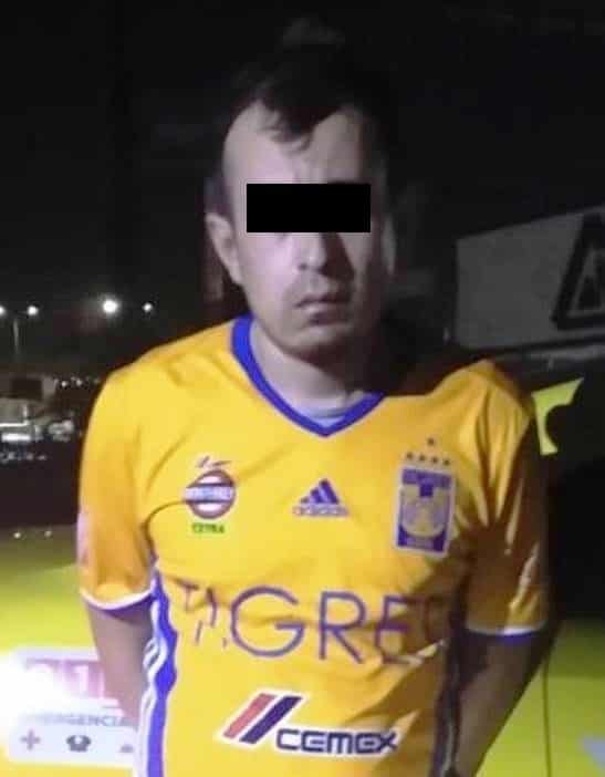 Cuando se encontraba realizando una necesidad fisiológica en la vía pública, un hombre fue detenido por oficiales de la Policía de Monterrey, al presuntamente encontrarle entre sus pertenencias hierba verde con las características de la mariguana, así como sustancias sólidas similar al cristal y la cocaína.