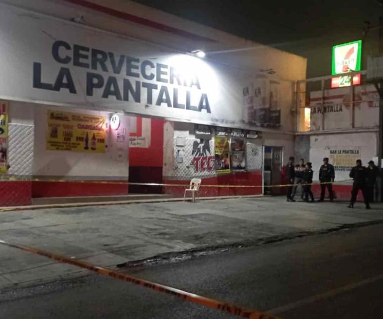 Balean a mesero afuera de bar