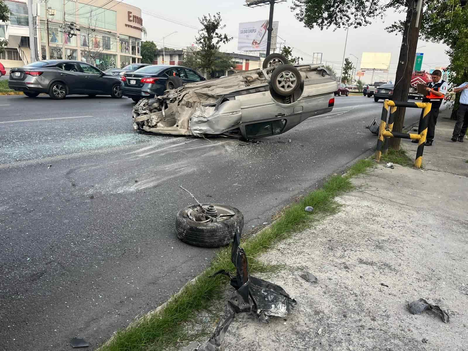 Las prisas ocasionaron que un automovilista perdiera el control del volante y terminara volcando su automóvil en un tramo de la Avenida Revolución al sur de la ciudad.