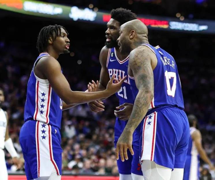 Mantienen Sixers paso arrollador