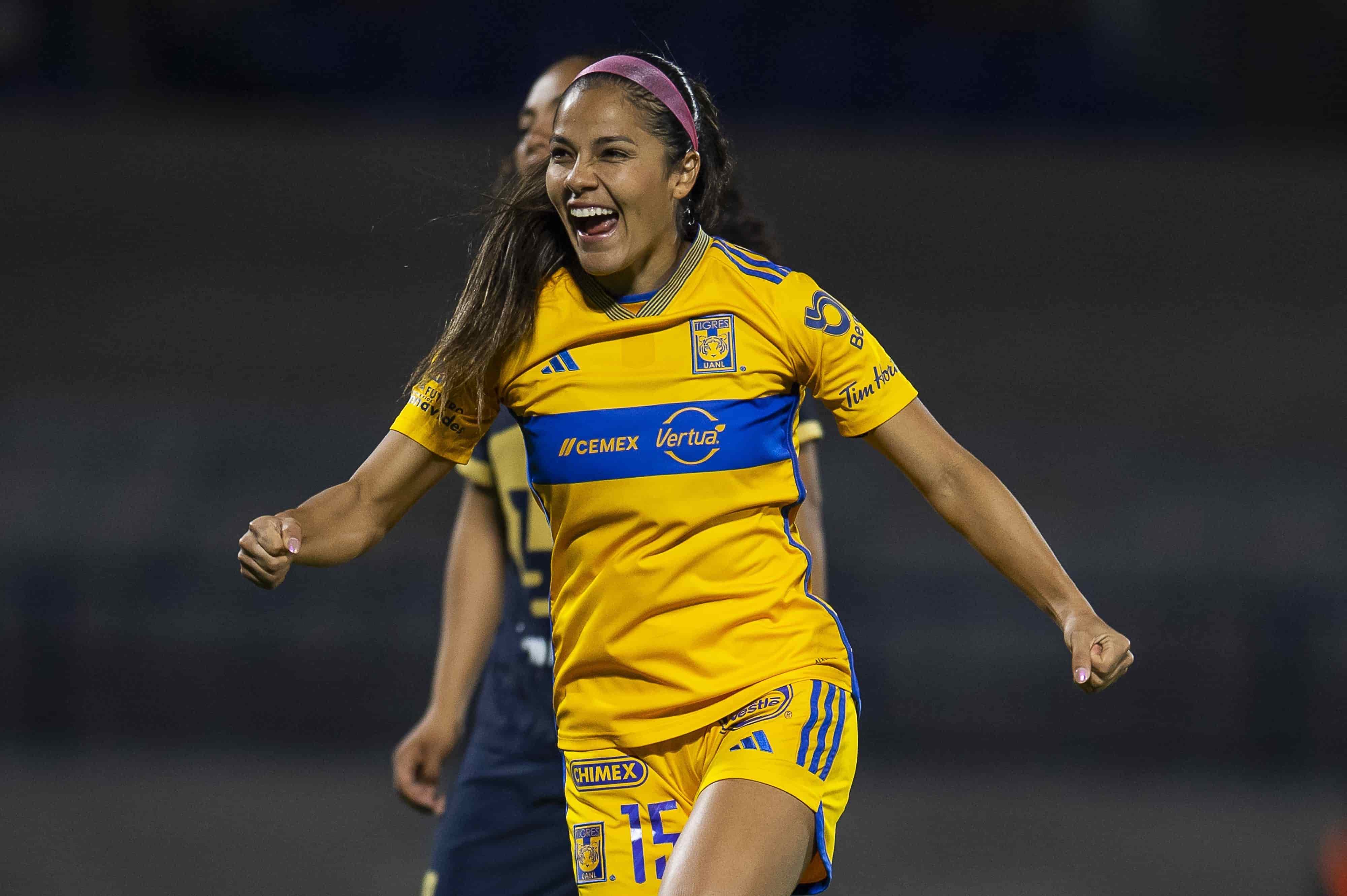 Cristina Ferral anota.