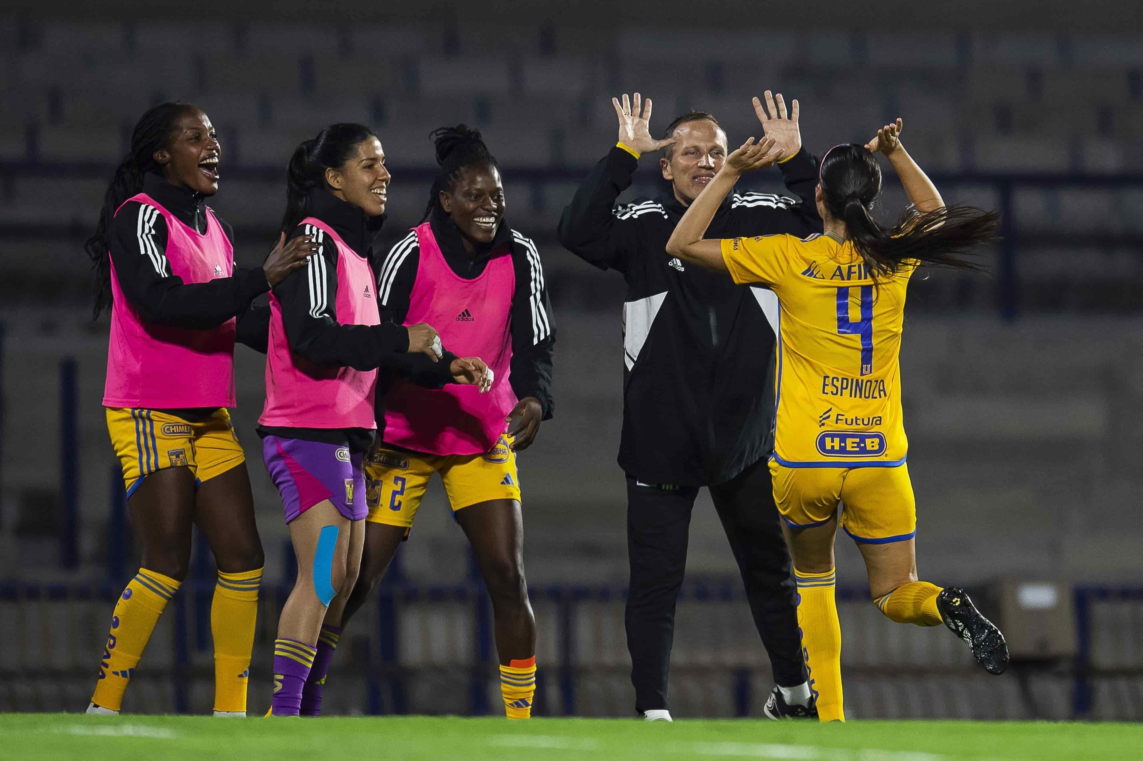 Greta Espinoza anota.