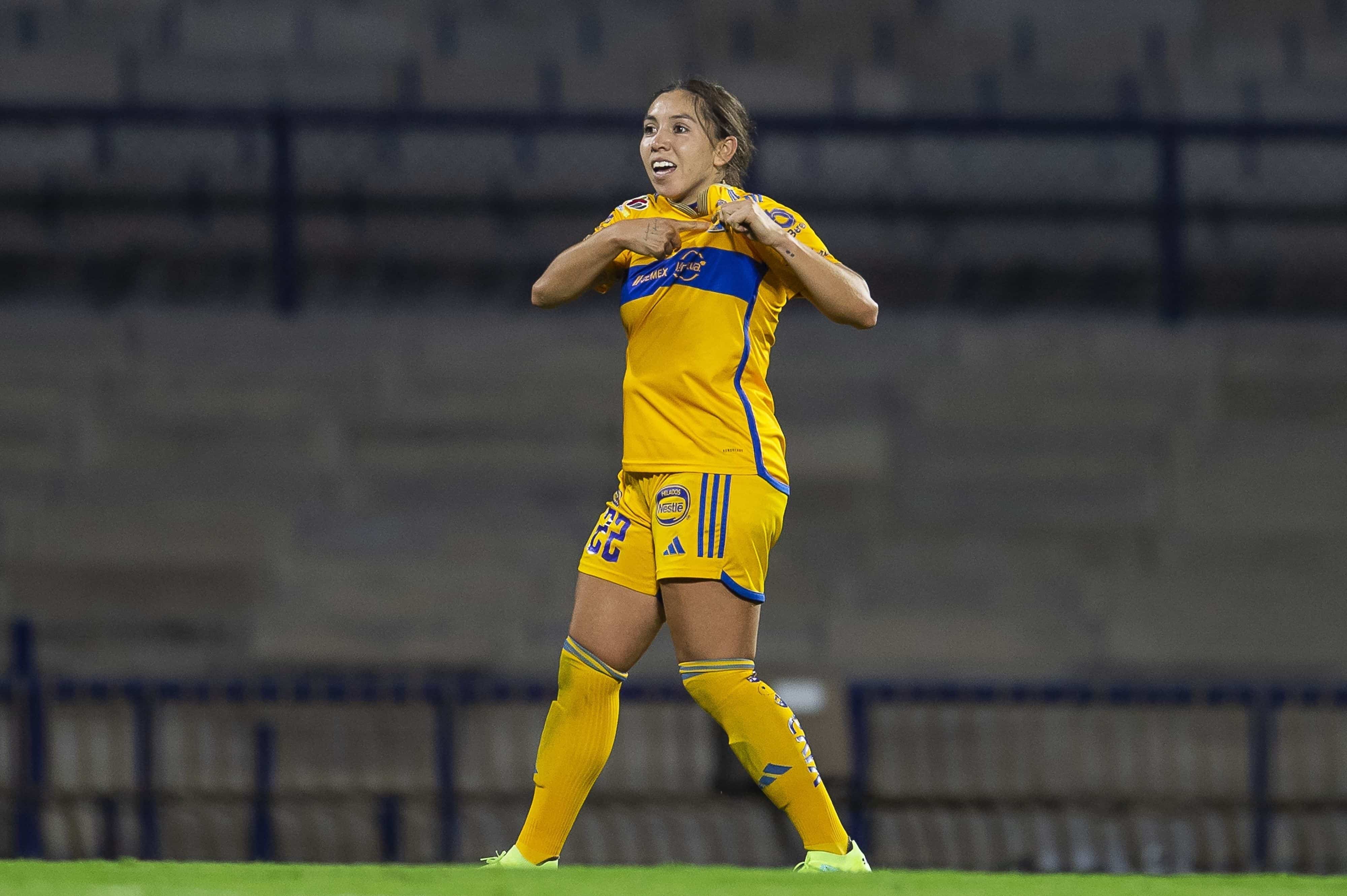 Anika Rodríguez anota.