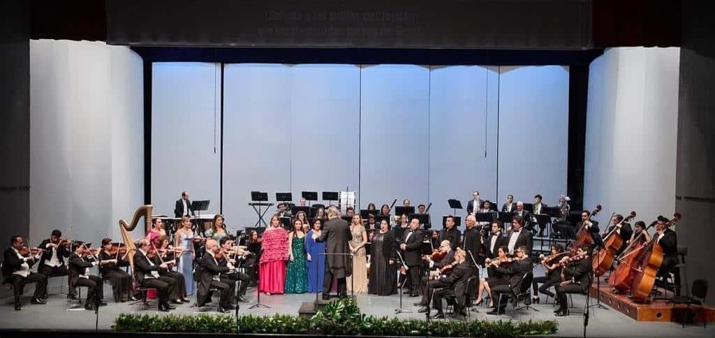 Cautivan a público regio en memorable velada