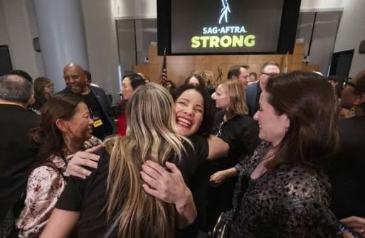 Reaccionan famosos de Hollywood al fin de la huelga