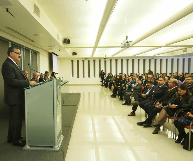 Reconocen a egresados con premio al desempeño de excelencia