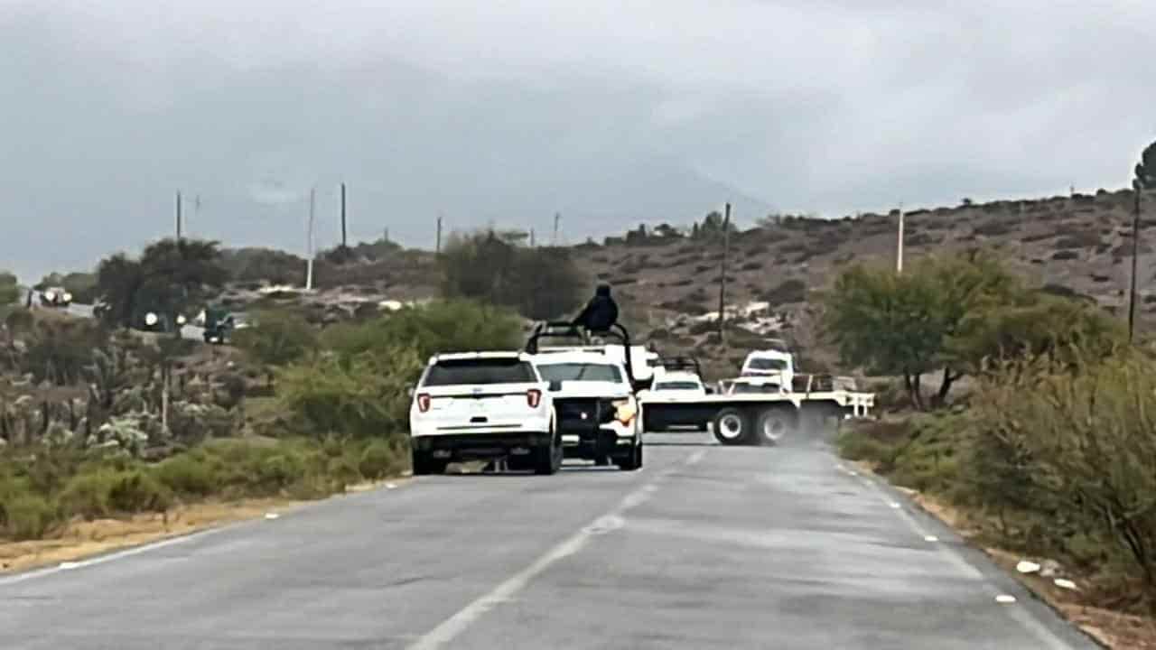 Un nuevo enfrentamiento a balazos entre policías y presuntos delincuentes se dio al sur del estado, donde un servidor público municipal, resultó lesionado.