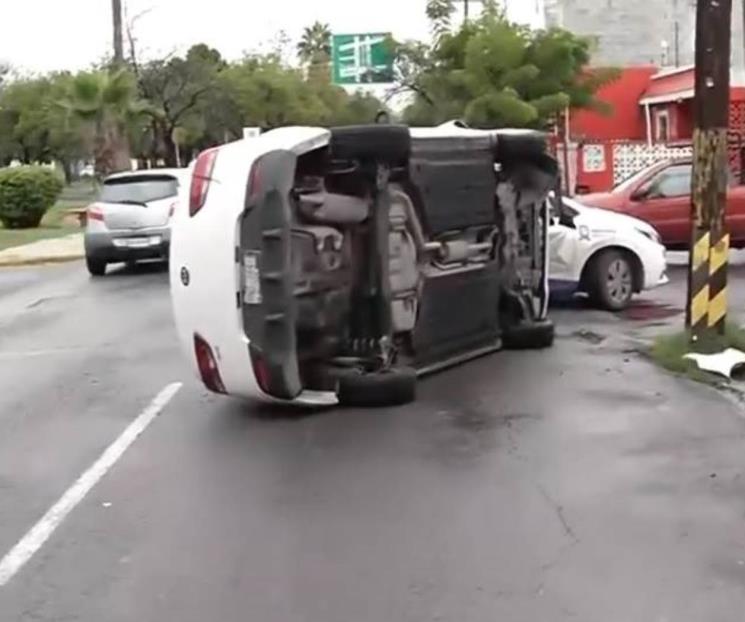 Vuelca auto en San Nicolás
