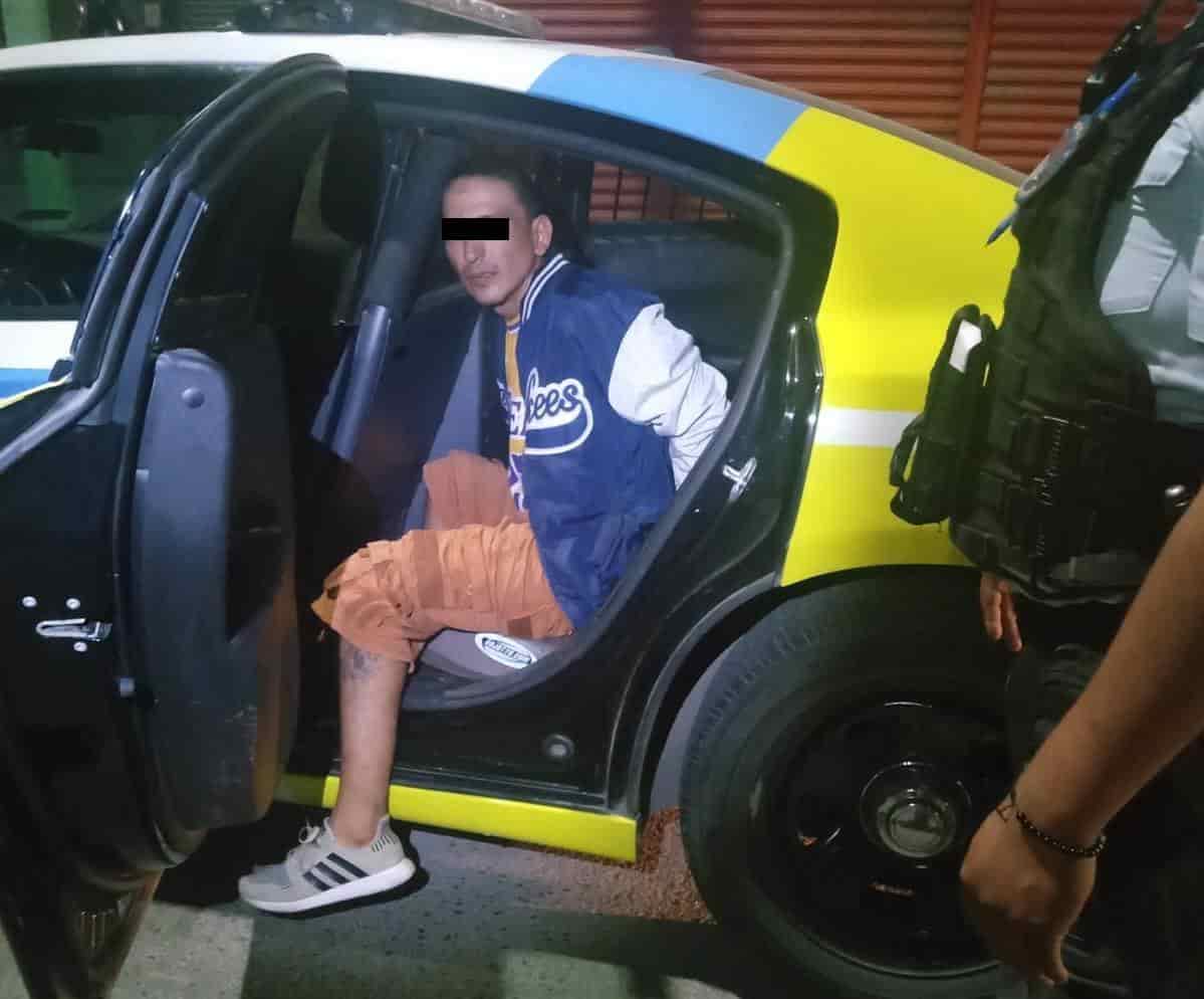 Un hombre fue detenido por oficiales de la Policía de Monterrey, luego de presuntamente encontrarle en su poder tres bolsas de una sustancia sólida similar a la droga tipo cristal.