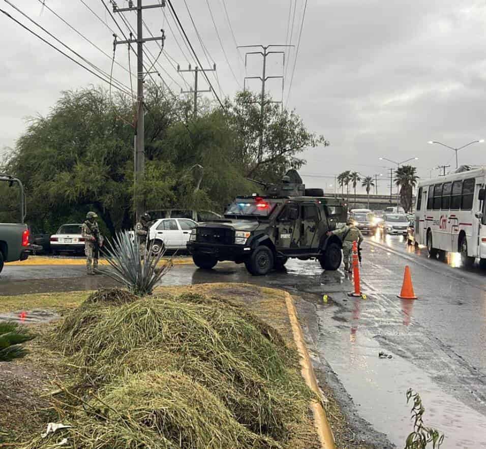 Un comando armado ataco las instalaciones del punto fijo del cuartel de policía de Fuerza Civil, dejando un saldo de dos oficiales lesionados en el municipio de Apodaca.