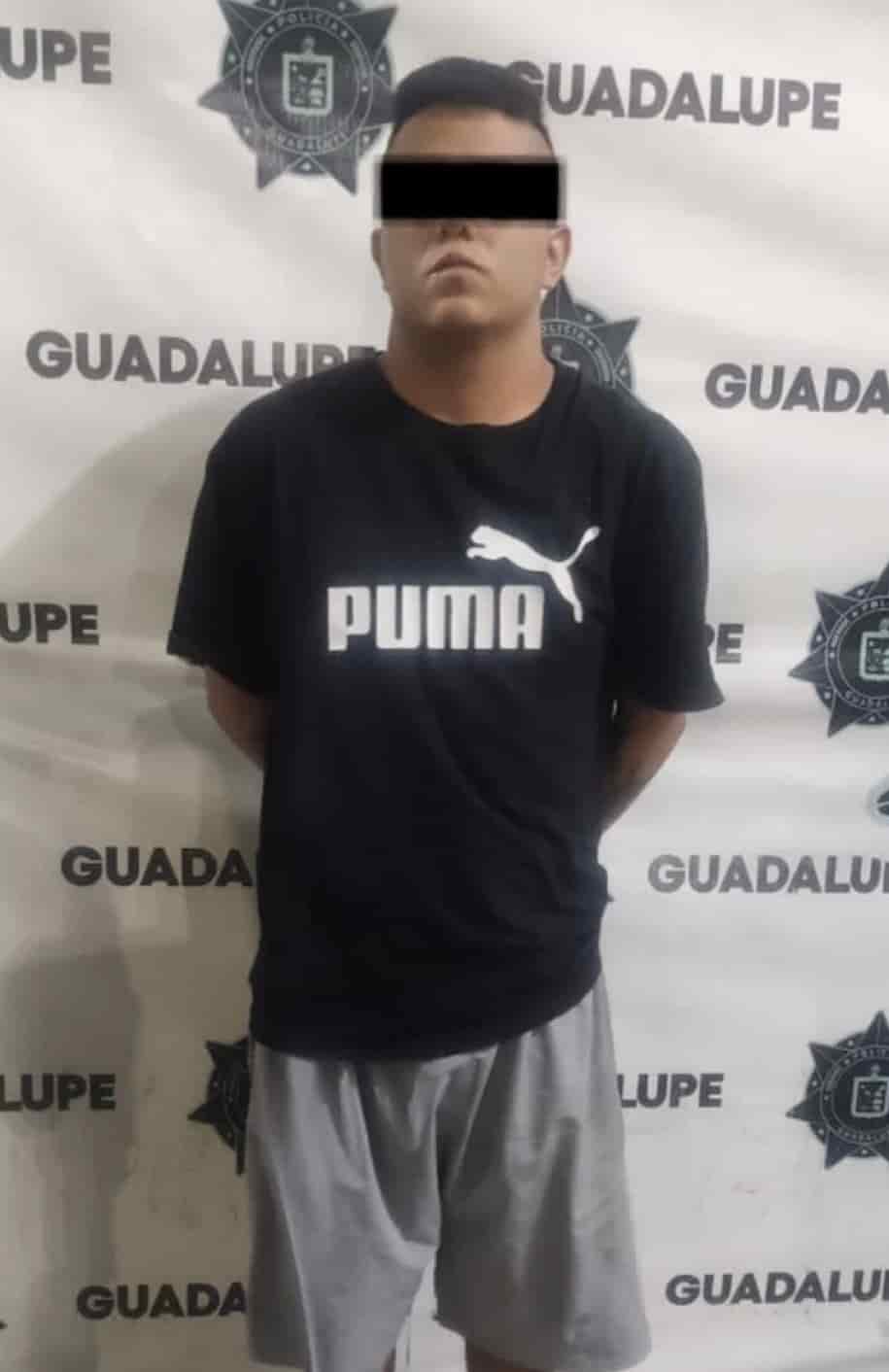 Elementos de la policía preventiva de Guadalupe, logro la detención de un hombre, que asalto con violencia a un menor, a quien amago con una réplica de un arma de fuego, en la Colonia Centro