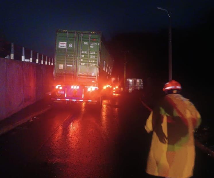 Termina chofer herido al chocar tráiler en puente