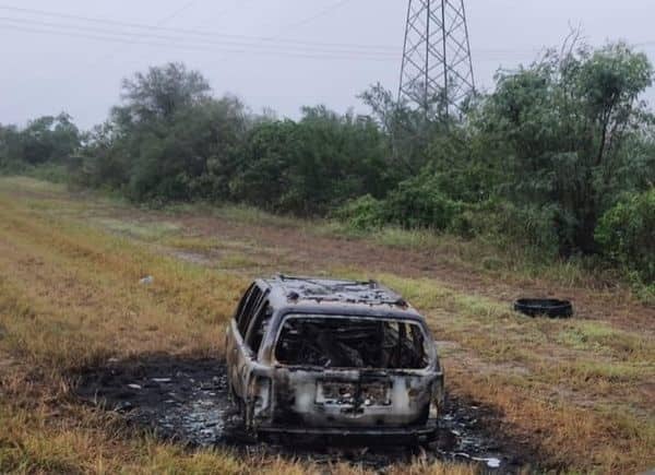El aparente exceso de velocidad y el pavimento resbaladizo por la llovizna, hizo que el conductor de un vehículo perdiera el control y se saliera de la Carretera Nacional, ayer en el municipio de Allende.
